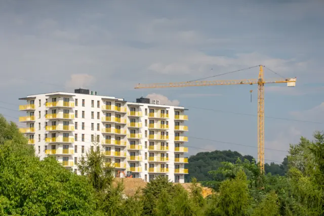 Bloc nou de apartamente lângă o macara de șantier
